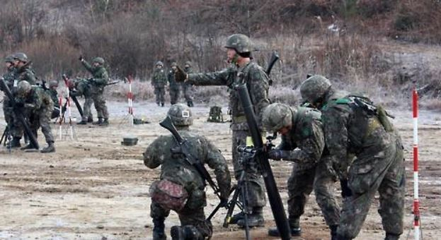 군 장병들이 박격포 사격 훈련을 하고 있다.[연합]