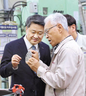 김학도 중소벤처기업진흥공단 신임 이사장(왼쪽)이 지난 19일 취임 직후 경남 김해의 자동차 부품기업 ㈜아스픽을 찾아 이가상 대표로부터 제조과정에 대한 설명을 듣고 있다.