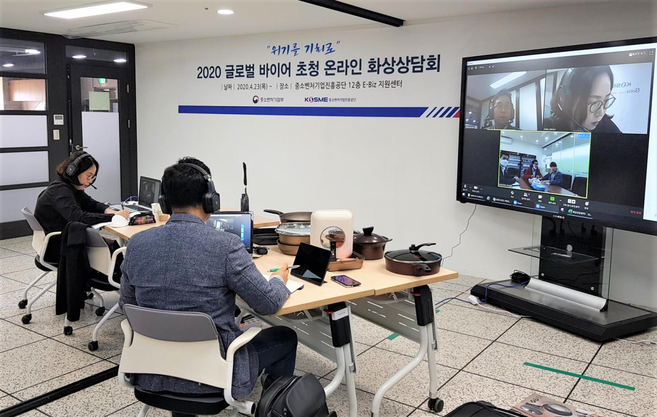 지난달 중소벤처기업부와 중소벤처기업진흥공단이 주최한 온라인 화상상담회에서 참여업체가 해외 바이어와 상담 중이다. [중진공 제공]