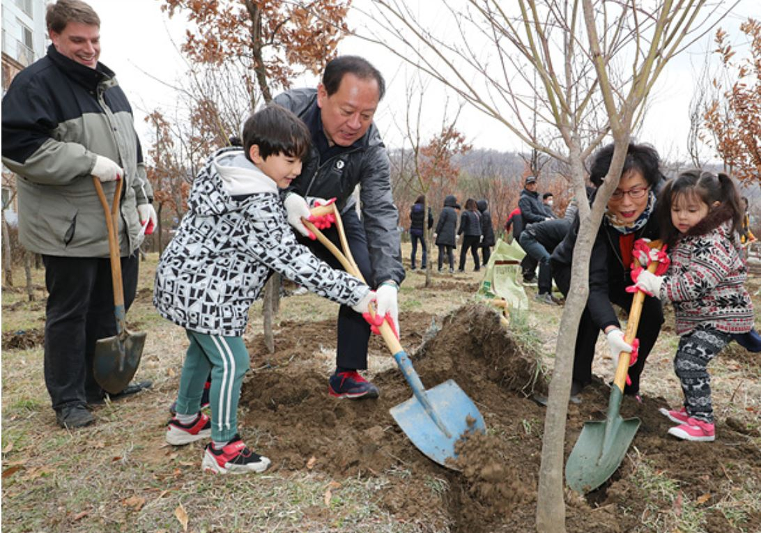 지난해 식목행사에서 유동균 구청장이 나무 심기에 동참한 모습. [마포구 제공]