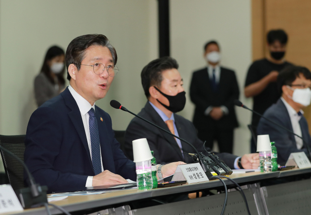 성윤모(왼쪽 첫번째) 산업통상자원부 장관이 20일 오전 서울 중구 대한상공회의소에서 열린 ‘제3차 산업·기업 위기대응반 회의 및 제5차 포스트 코로나 산업전략(섬유패션산업) 대화’에서 모두발언을 하고 있다. [산업통상자원부 제공]