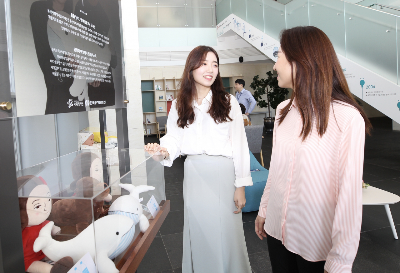 동서발전 본사 사옥에 마련된 EWP 상생협력관에서 직원들이 전시 물품을 둘러보고 있다. [한국동서발전 제공]