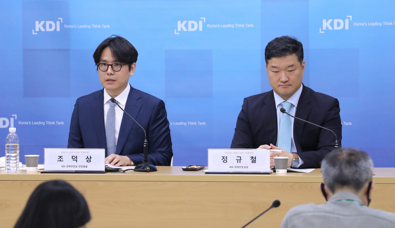 정규철 KDI 경제전망실장(오른쪽)과 조덕상 경제전망실 전망총괄이 19일 오전 세종시 정부세종청사에서 2020년 상반기 KDI(한국개발연구원) 경제전망과 현안분석을 발표하고 있다. ［연합］