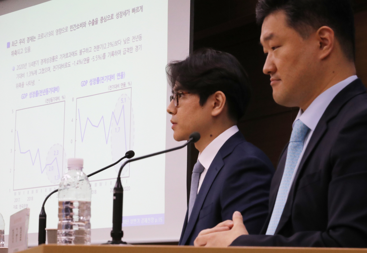 정규철 KDI 경제전망실장(오른쪽)과 조덕상 경제전망실 전망총괄이 19일 오전 세종시 정부세종청사에서 2020년 상반기 KDI(한국개발연구원) 경제전망과 현안분석을 발표하고 있다. 연합뉴스