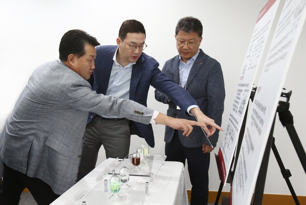 구광모 LG그룹 회장(가운데) [LG 제공]