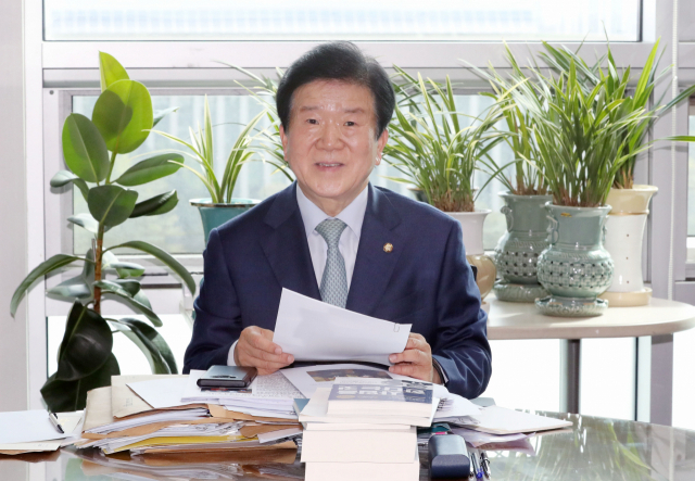 21대 국회 첫 국회의장 후보로 사실상 추대된 박병석 더불어민주당 의원이 20일 국회 의원회관 의원실에서 기자들을 만나고 있다. [연합]