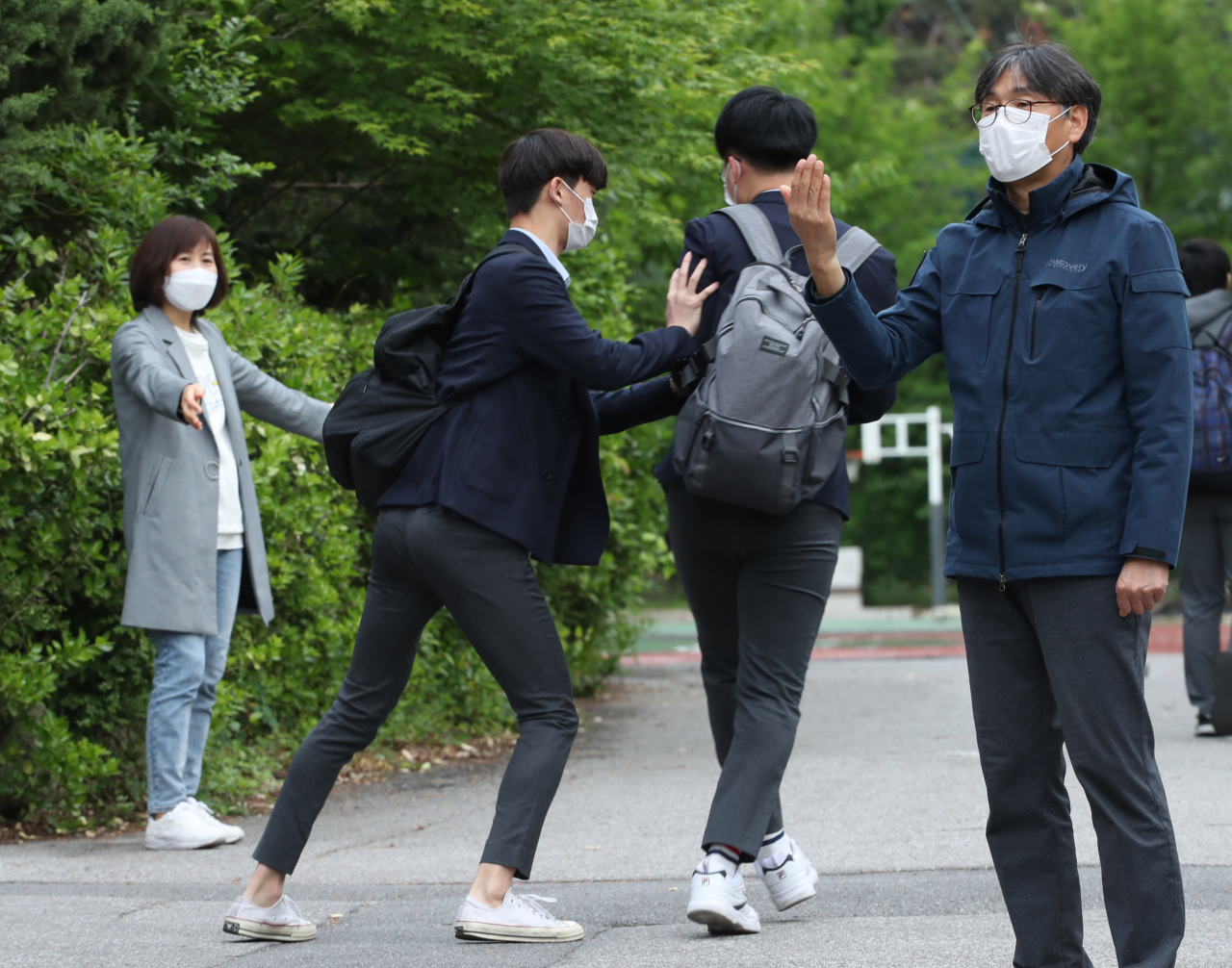 코로나19로 등교 개학이 미뤄진 지 80일만인 20일 오전 서울 종로구 경복고등학교에서 학생들이 등교하고 있다. [연합]