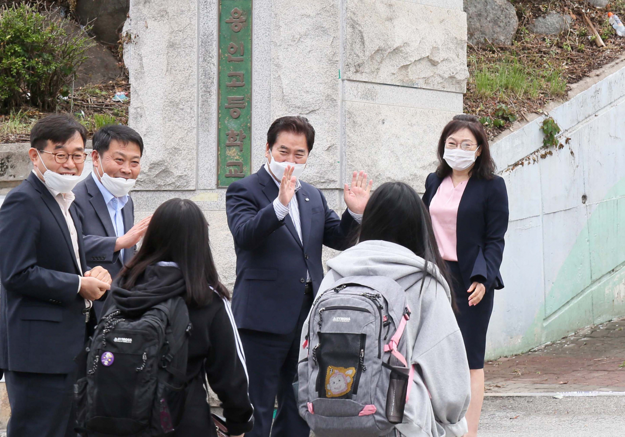 백군기 용인시장이 등교하는 고3 학생들을 격려하고 있다. [용인시 제공]