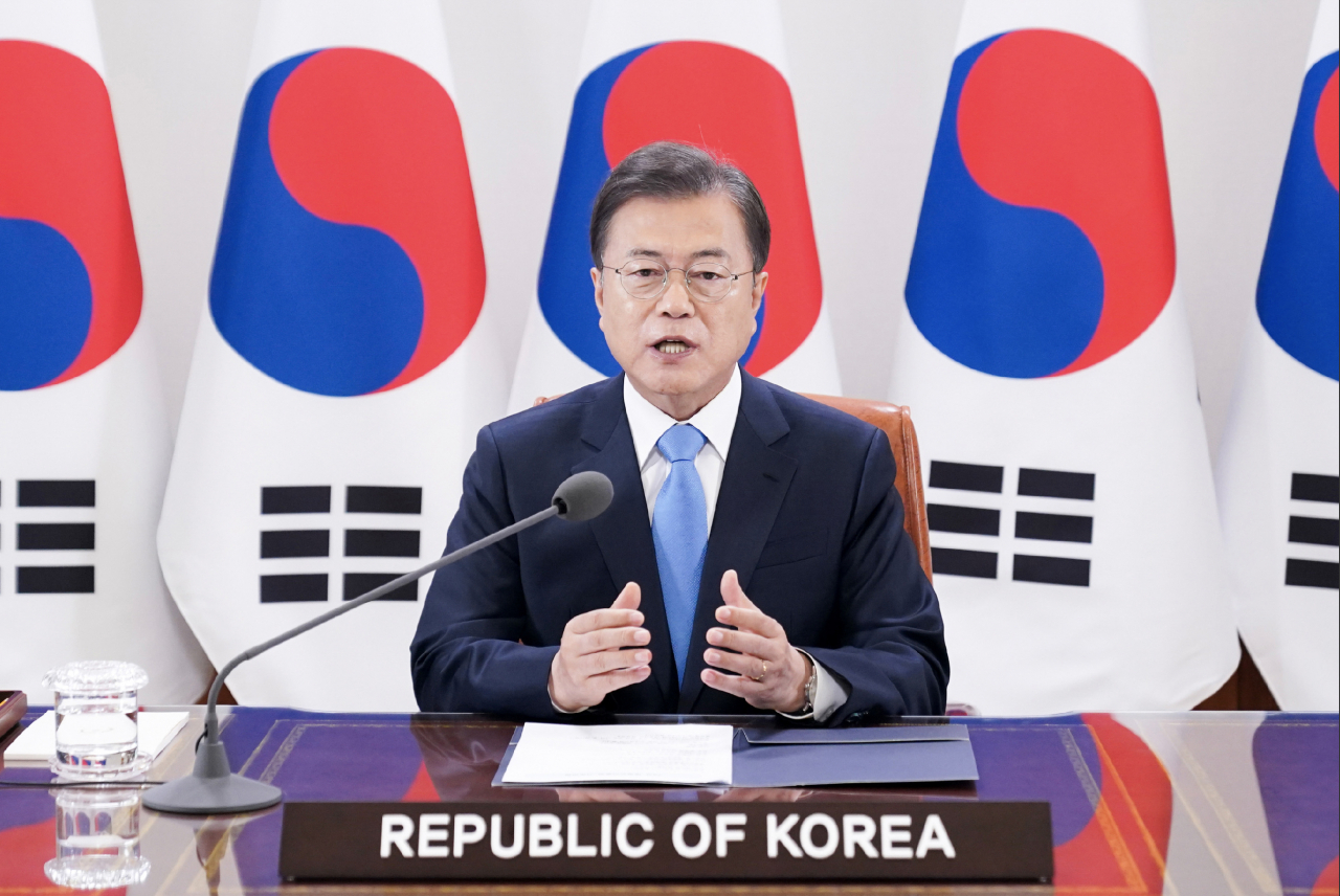 문재인 대통령이 18일 청와대 본관 집무실에서 세계보건기구(WHO) 세계보건총회(WHA) 초청 연설을 하고 있다. [연합]