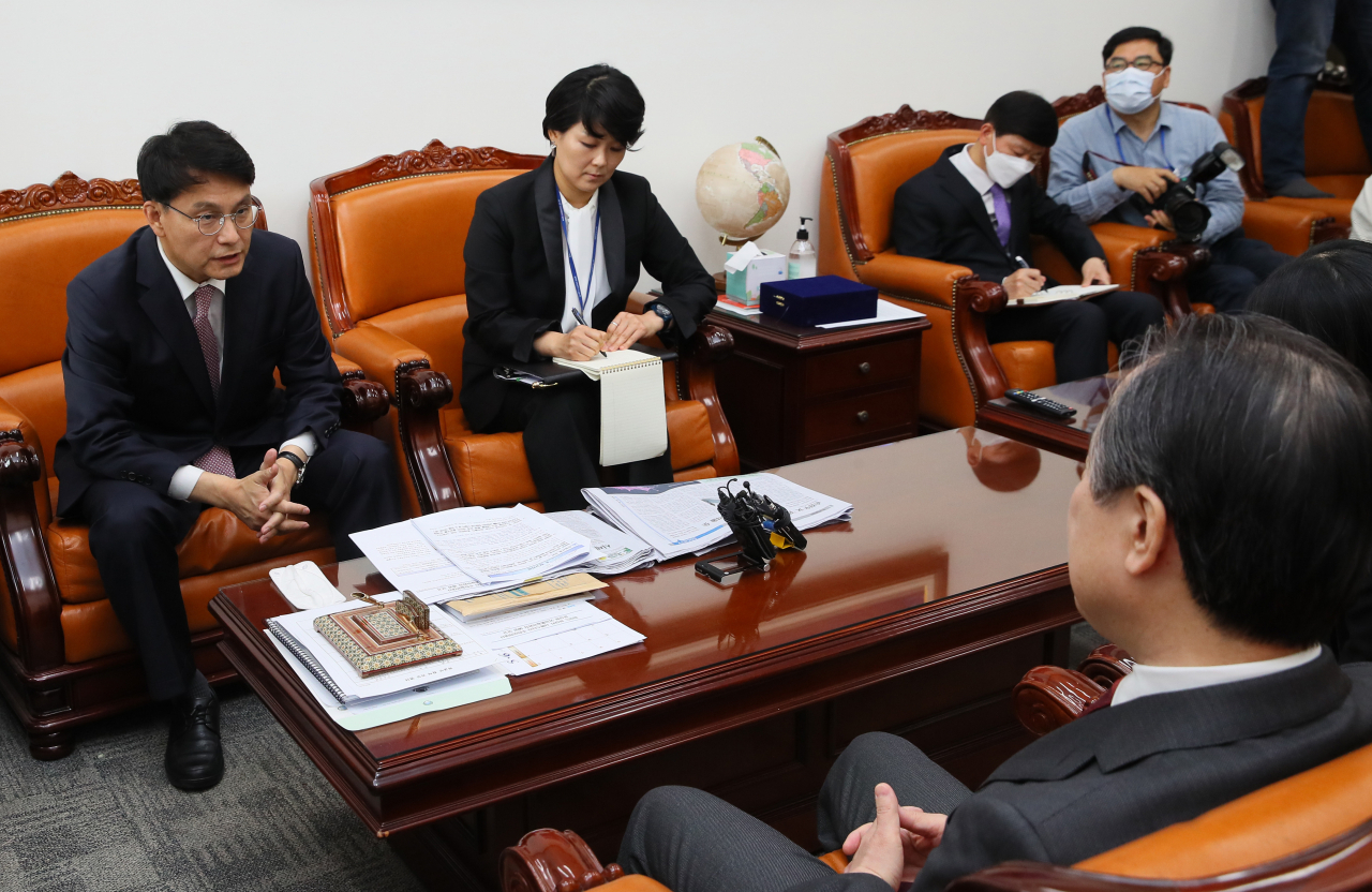 윤상현(왼쪽) 국회 외통위원장이 20일 국회 외교통일위원장실에서 도미타 고지(오른쪽) 주한 일본대사를 만나 발언하고 있다. [연합]