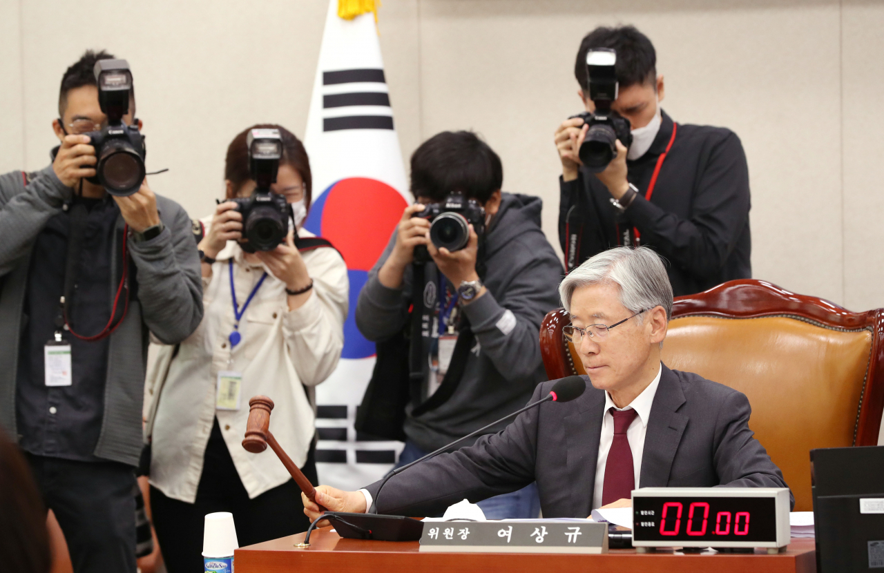 20일 오전 서울 여의도 국회에서 열린 법제사법위원회 전체회의에서 여상규 위원장이 안건을 상정하고 있다. [연합]
