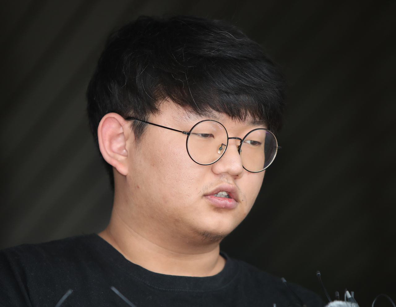성 착취물을 공유하는 텔레그램 대화방인 'n번방' 운영자로 경찰에 구속된 '갓갓' 문형욱(24·대학생)이 18일 오후 검찰로 송치되기 전 경북 안동시 안동경찰서를 나서며 기자들의 질문에 답하고 있다. 경북지방경찰청은 아동 청소년성보호법 위반 등 혐의로 구속한 문형욱을 이날 대구지검 안동지청에 송치한다고 밝혔다. 연합뉴스