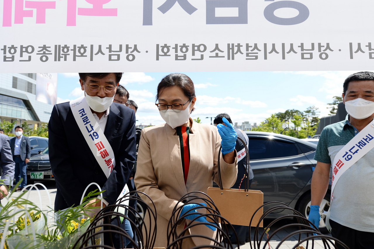 은수미 성남시장이 직접 화훼세트를 구입 하고있다. [성남시 제공]