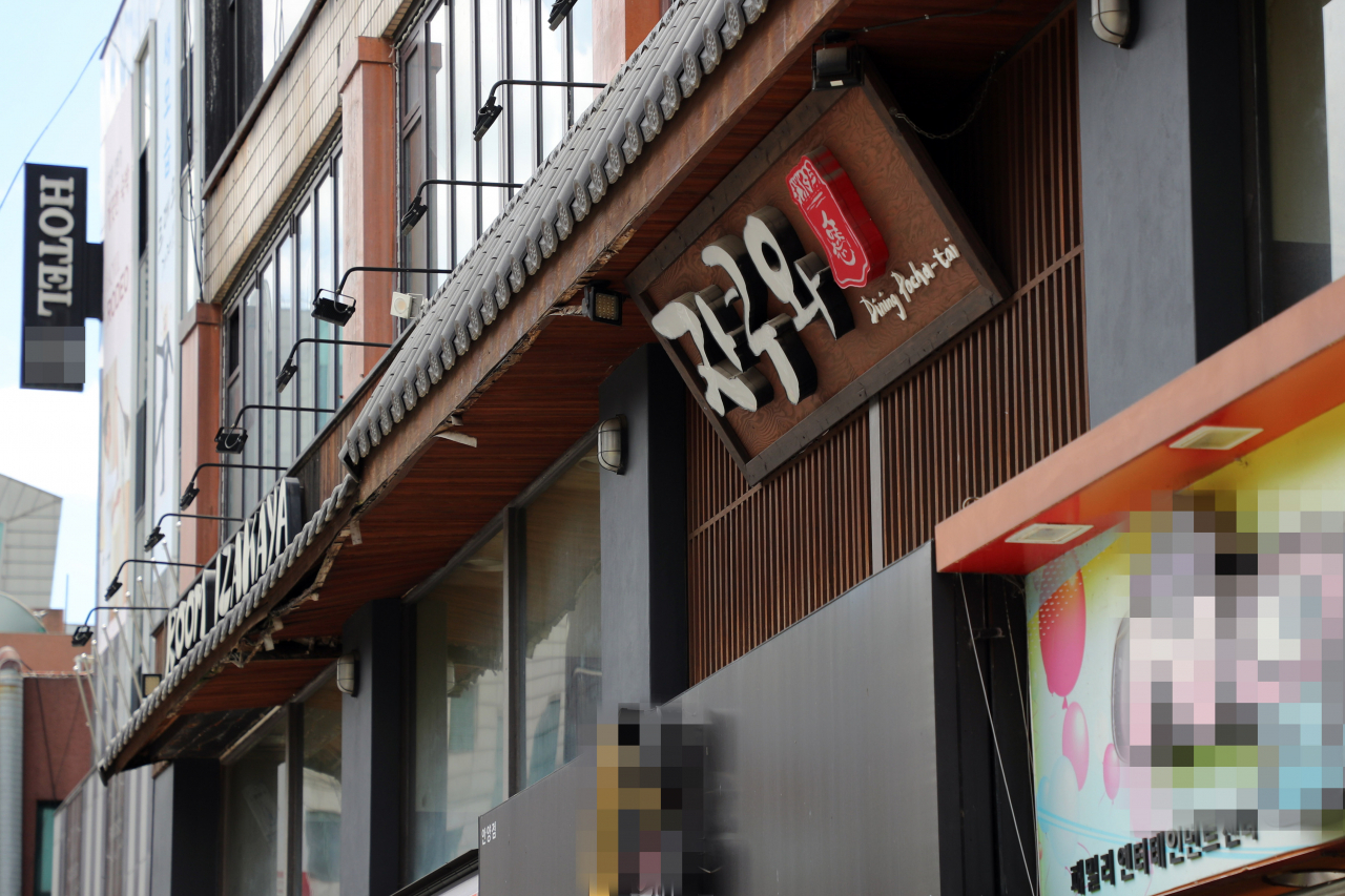경기 안양시는 신종 코로나바이러스 감염증(코로나19) 확진자가 다녀간 것으로 확인된 만안구의 일본식 주점 '자쿠와' 의 특정 시간대 방문자들의 외출 자제를 요청했다. 사진은 안양1번가 내 한 상가에 위치한 주점 '자쿠와'. 연합뉴스