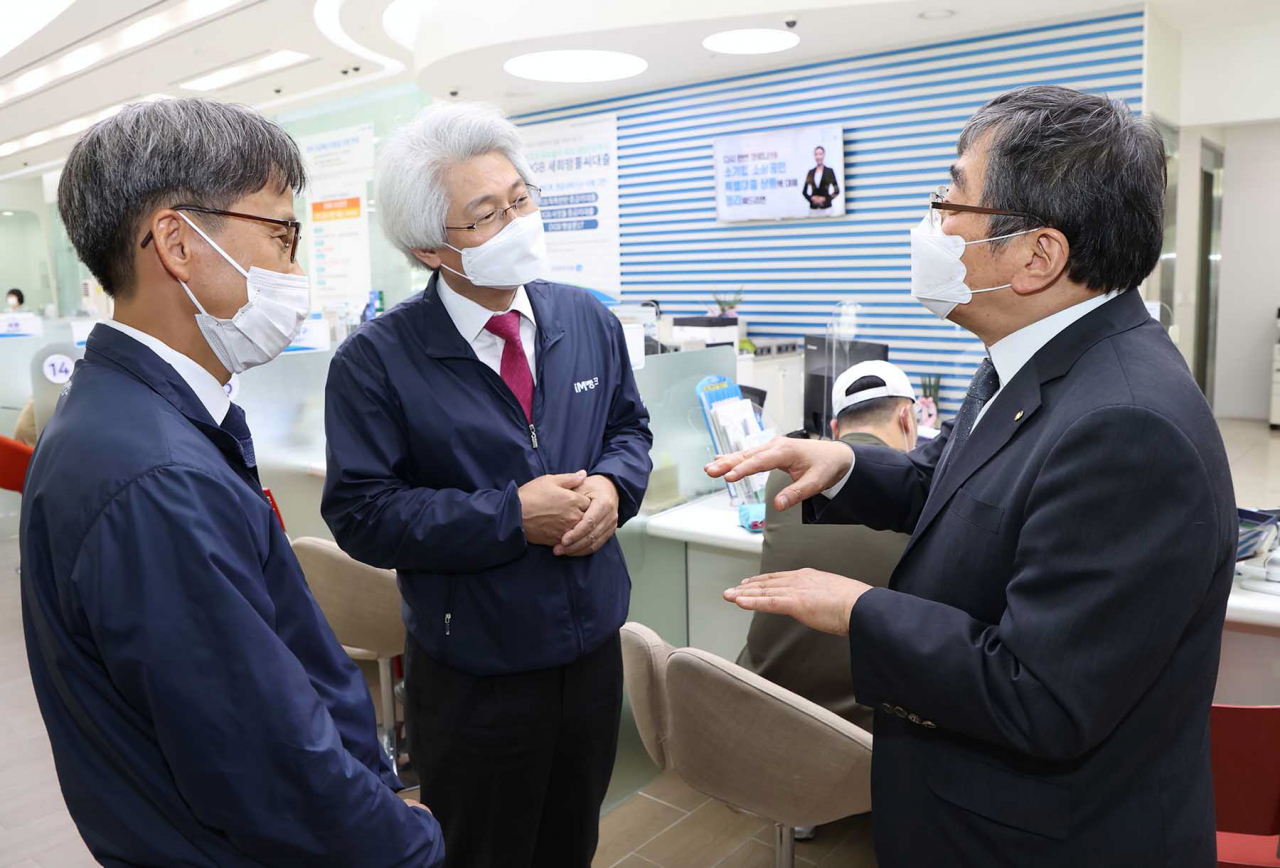 윤석헌 금감원장(오른쪽)이 20일 대구은행을 방문해 김태오 은행장과 대화를 나누고 있다.[대구은행 제공]