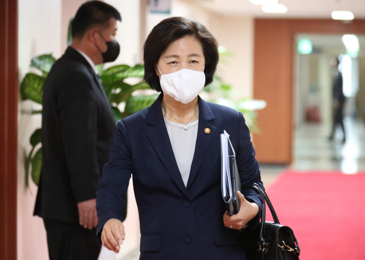 추미애 법무부 장관이 19일 정부서울청사에서 세종청사와 영상으로 연결해 열린 국무회의에 참석하고 있다. [연합]