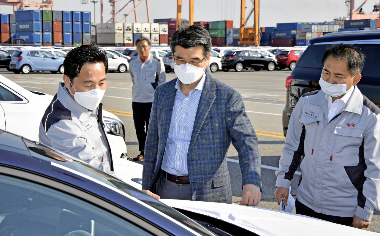 기아자동차가 해외 자동차 시장 위축으로 인한 위기 극복을 위해 현지판매, 수출, 생산 등 전 부문에 걸쳐 경쟁력 확보에 힘을 쏟는다. 사진은 기아차 송호성 사장(가운데)이 20일 수출선적부두 평택항에서 니로EV의 품질을 점검하는 모습. [기아차 제공]