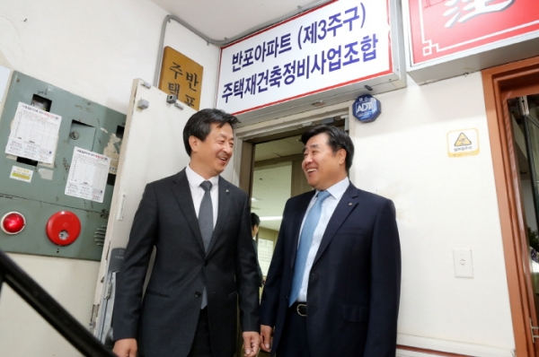 김형 대우건설 사장(오른쪽)이 반포3주구 조합사무실을 방문해 직접 수주에 대한 강한 의지를 밝히고 있다. [대우건설]