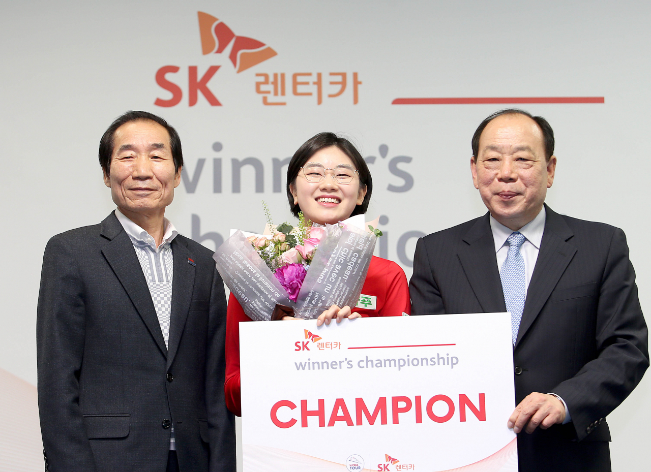 여자부 우승자인 ‘마시마로’ 이미래가 귀여운 표정으로 활짝 웃으며 남도열 경기위원장(사진 왼쪽), 김영헌 PBA 부총재와 함께 기념촬영에 응하고 있다. [PBA 제공]