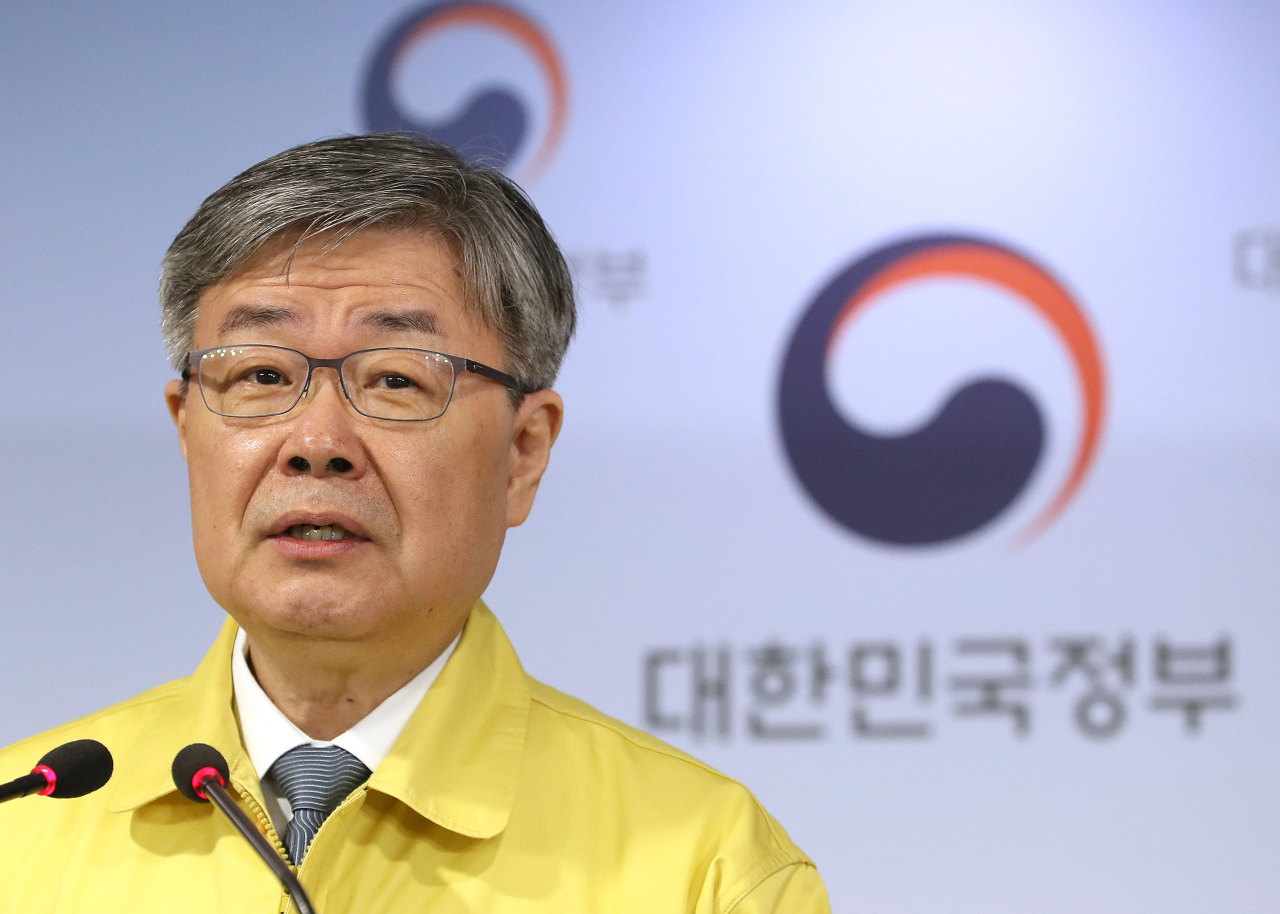 이재갑 고용노동부 장관이 21일 오전 정부서울청사에서 구직자취업촉진법 제정 및 고용보험법 개정 관련 브리핑을 하고 있다. [연합]