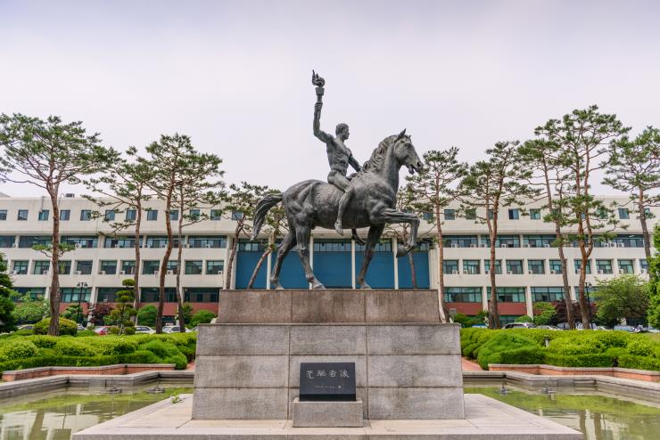 아주대 상징 선구자상.