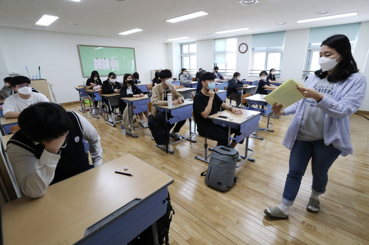 고등학교 3학년생을 대상으로 한 전국연합학력평가가 치러지는 21일 오전 세종시의 한 고등학교에서 학생들이 시험지를 배부받고 있다. 코로나19 장기화로 등교 개학이 미뤄지면서 사실상 올해 첫 대학수학능력시험 모의평가다. 이번 시험은 희망하는 학교만 참여한다. 전국 2천365개교 중 1천835개교가 응시를 신청했다. 연합뉴스