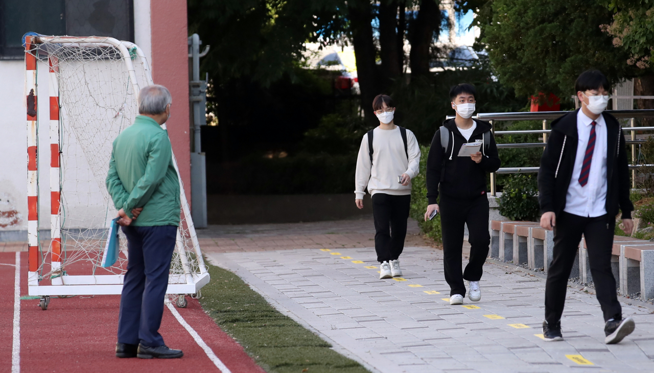 “당장 다음주 개학인데…” 고3 등교 혼란에 초1·2 학부모들 전전긍긍　