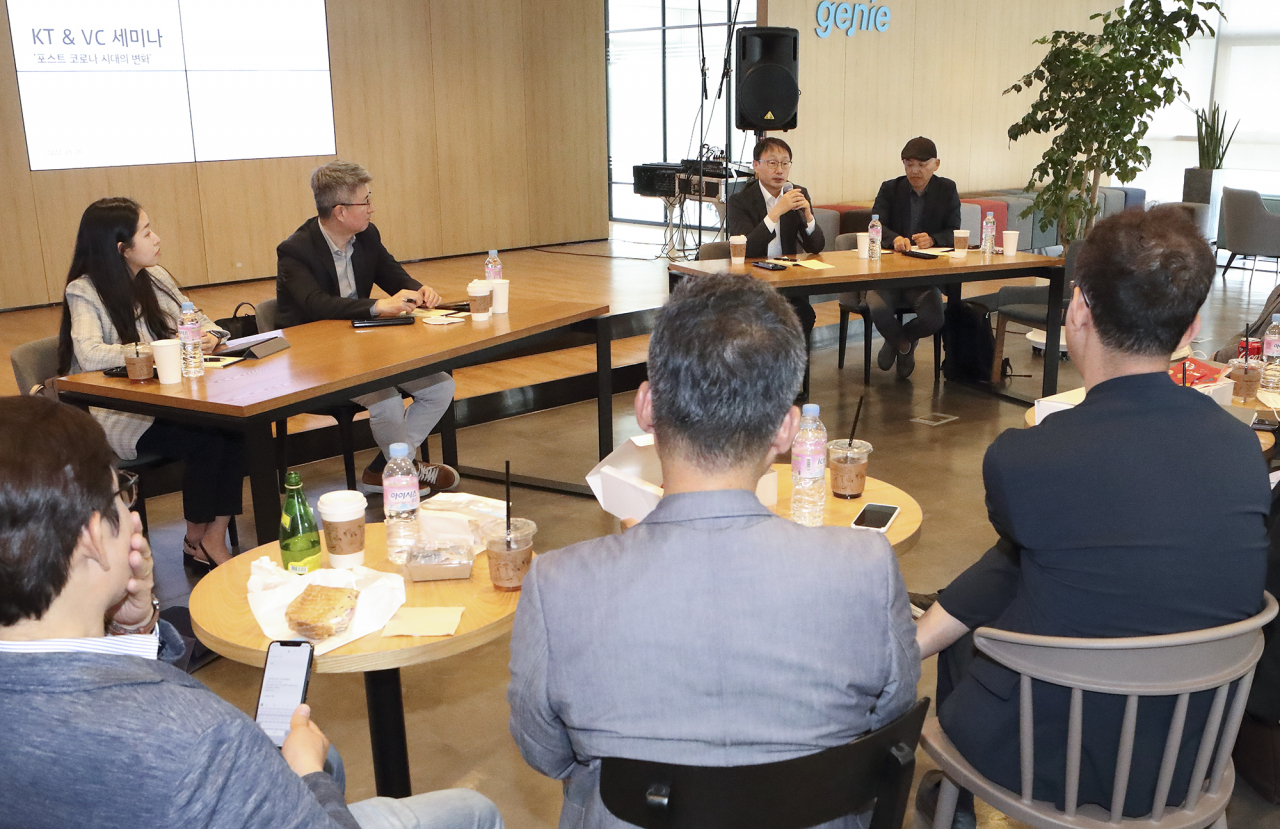 구현모(오른쪽 두 번째) 대표가 세미나 참석한 국내 벤처 캐피털 경영진과 의견을 주고받고 있다. [KT 제공]