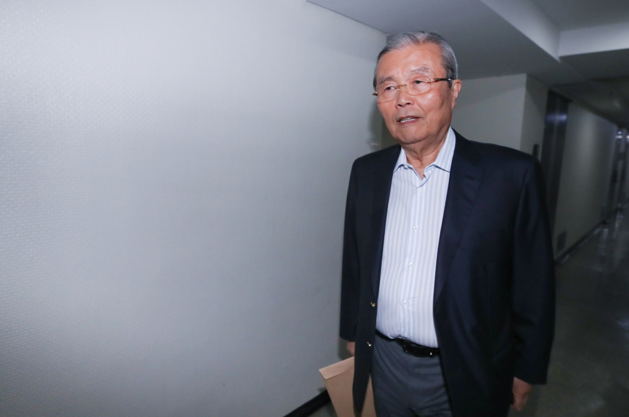 김종인 미래통합당 전 총괄선거대책위원장이 지난달 29일 오후 서울 광화문 인근에 위치한 사무실을 나서고 있다. [연합]