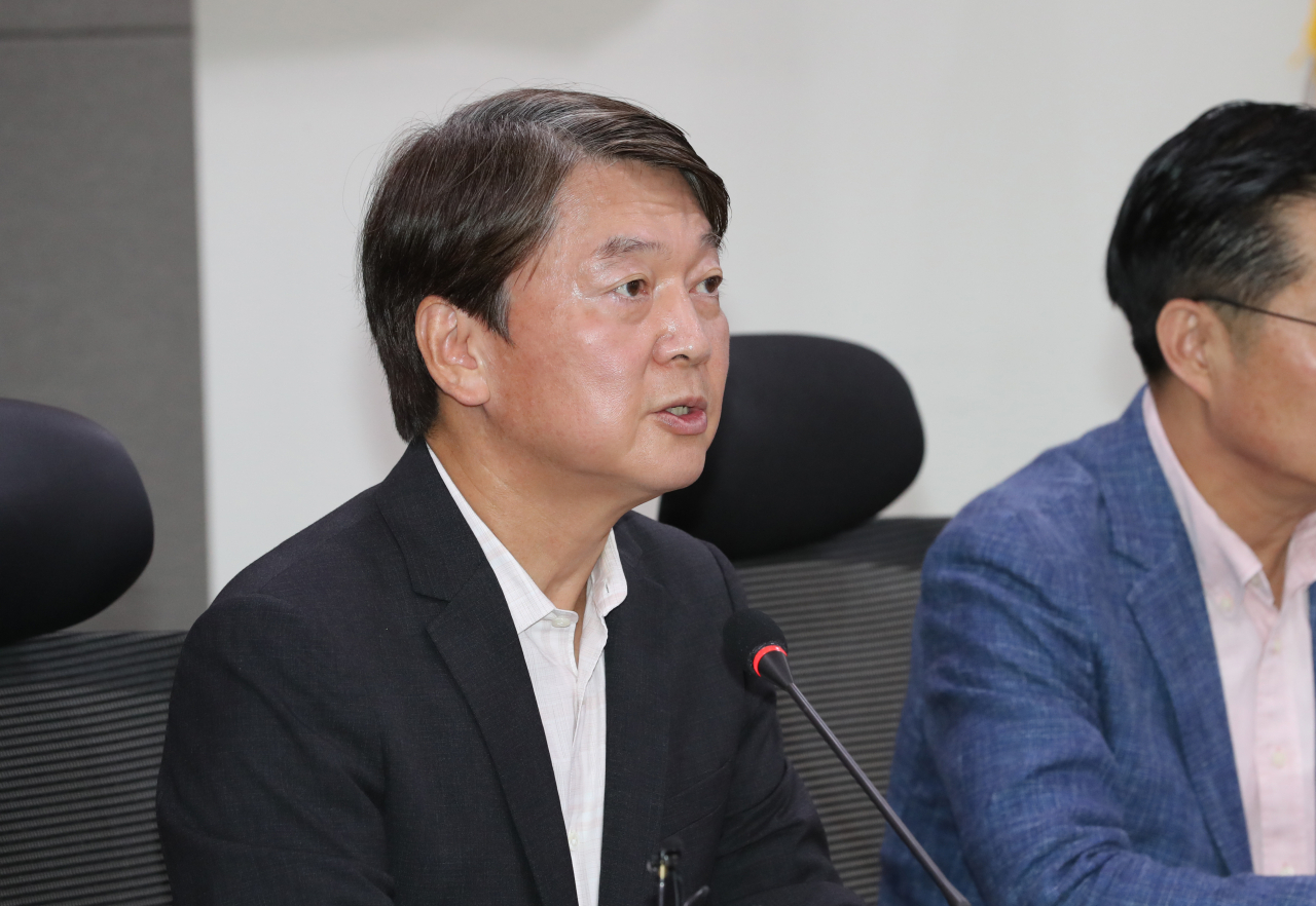 안철수 국민의당 대표가 21일 오전 서울 여의도 국회 의원회관에서 열린 최고위원회의에서 발언하고 있다. [연합]