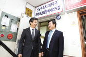 김형 대우건설 사장(오른쪽)이 반포3주구 조합사무실을 방문해 직접 수주에 대한 강한 의지를 밝히고 있다. [대우건설 제공]