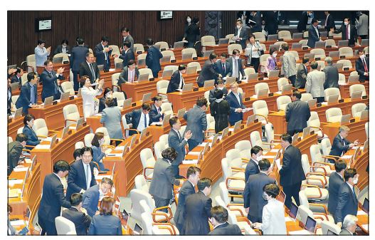 더불어민주당 의원 등이 20일 국회 본회의장에서 문희상 국회의장의 20대 국회 마지막 본회의 산회 선포 이후 박수치고 있다. [연합]