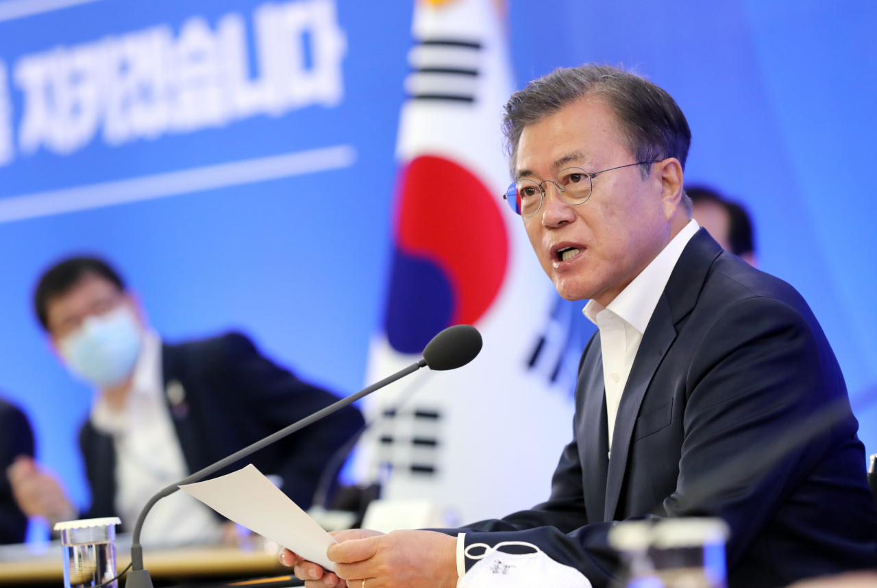 문재인 대통령이 21일 서울 강남구 삼성동 무역협회 대회의실에서 '위기 극복을 위한 주요 산업계 간담회'를 주재하고 있다. [연합]