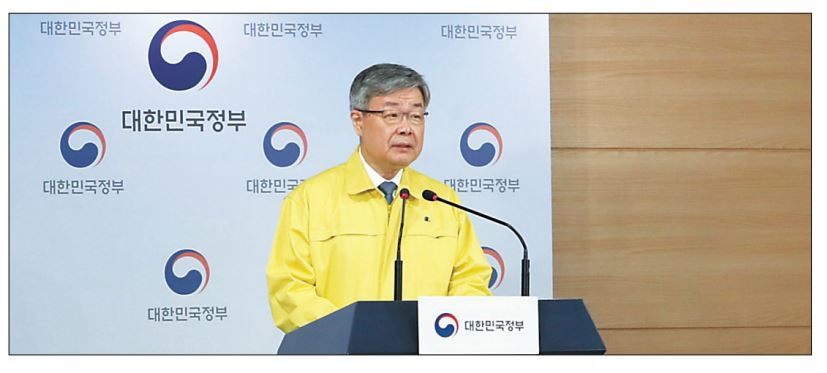이재갑 고용노동부 장관이 21일 오전 정부서울청사에서 구직자취업촉진법 제정 및 고용보험법 개정과 관련한 브리핑을 하고 있다. 이 장관은 이 자리에서 전국민 고용보험제도를 위한 로드맵을 올해말까지 마련하겠다고 밝혔다. [연합]