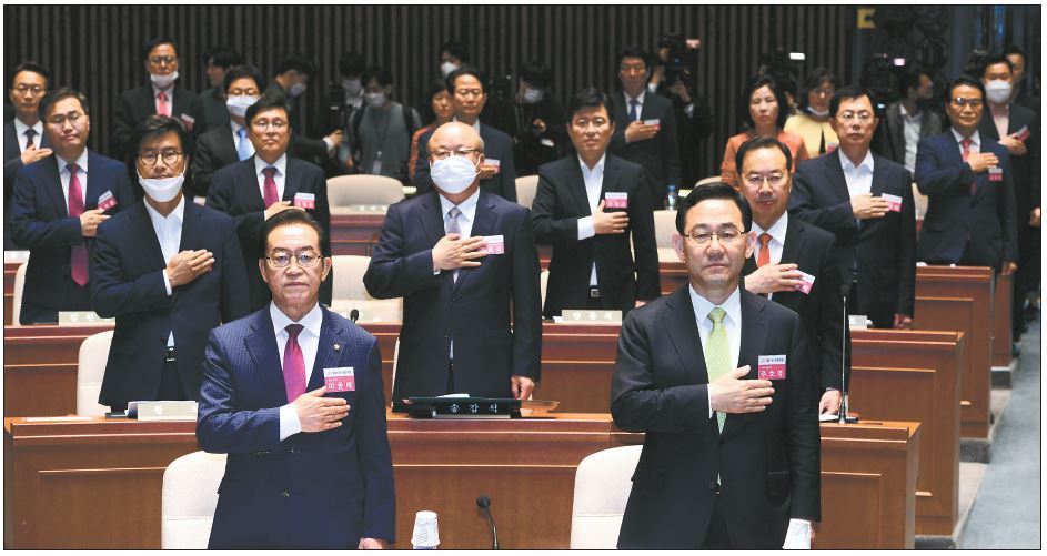 주호영 미래통합당 원내대표(맨 앞 오른쪽)가 21일 오전 국회에서 열린 통합당 당선인 워크숍에 참석하고 있다. 박해묵 기자
