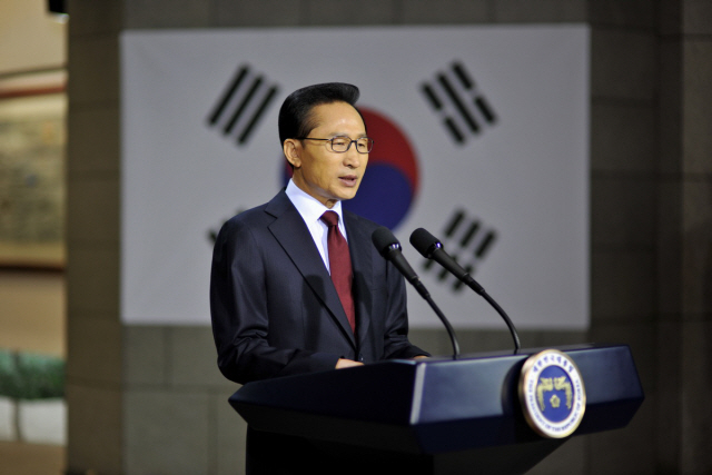 통일부는 북한의 천안함 폭침에 따른 5·24 대북제재 조치에 대해 사실상 실효성을 상실했다고 밝히며 독자적인 남북관계 개선발전 의지를 재확인했다. 지난 2010년 5월24일 당시 이명박 대통령이 천안함 폭침과 관련해 서울 용산 전쟁기념관 호국추모실에서 대국민담화를 발표하는 모습. [공공누리]