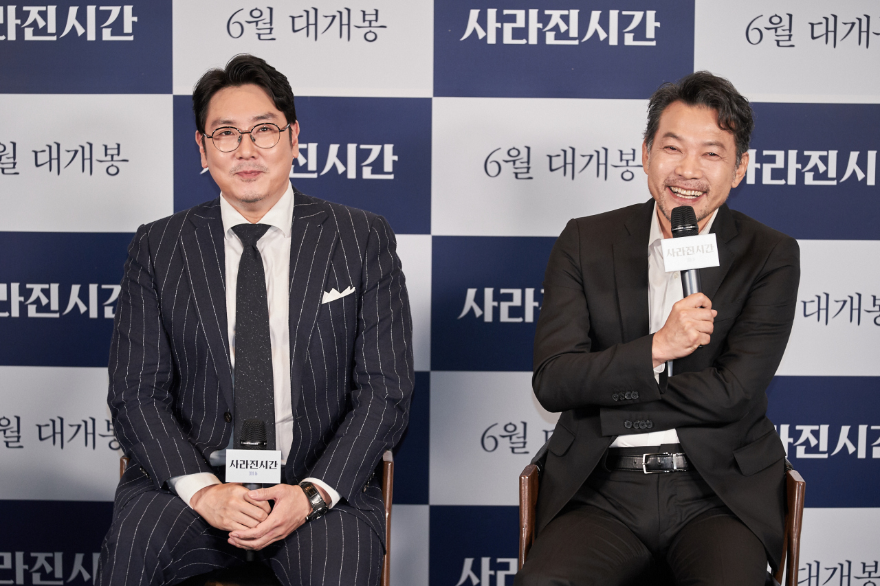 “Me and Me” actor Cho Jin-woong (left) and director Jung Jin-young attend a press conference Thursday. (Acemaker Movie Works)