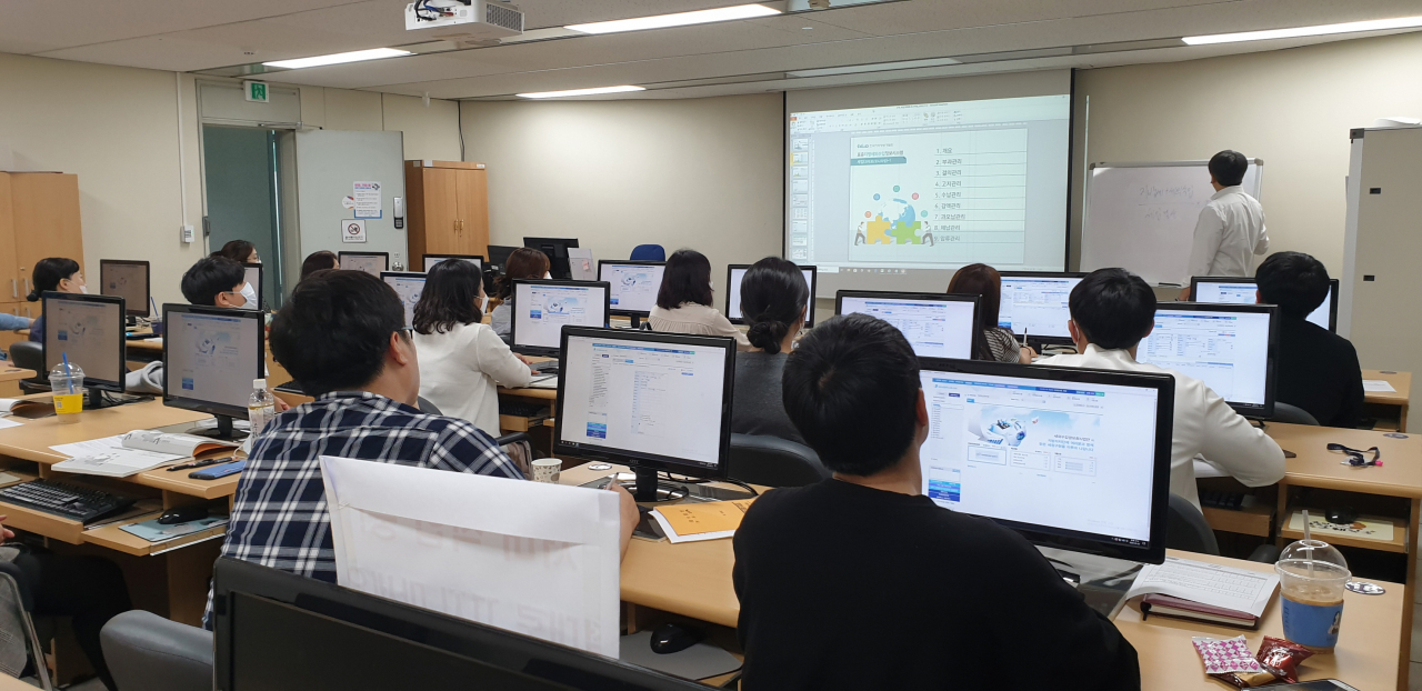 시청 정보화교육장에서 세외수입 담당자 교육을 하고있다. [오산시 제공]