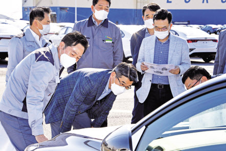 기아자동차가 해외 자동차 시장 위축으로 인한 위기 극복을 위해 현지판매, 수출, 생산 등 전 부문에 걸쳐 경쟁력 확보에 힘을 쏟는다. 기아차 송호성 사장(가운데)이 20일 수출선적부두 평택항에서 니로EV의 품질을 점검하고 있다. [기아차 제공]