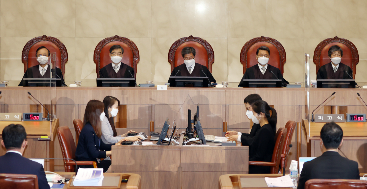 김명수 대법원장을 비롯한 대법관들이 20일 오후 서울 서초구 대법원 대법정에서 열린 전교조 법외노조 통보 처분 취소 사건 전원합의체 공개 변론에 참석, 착석해 있다. [연합]