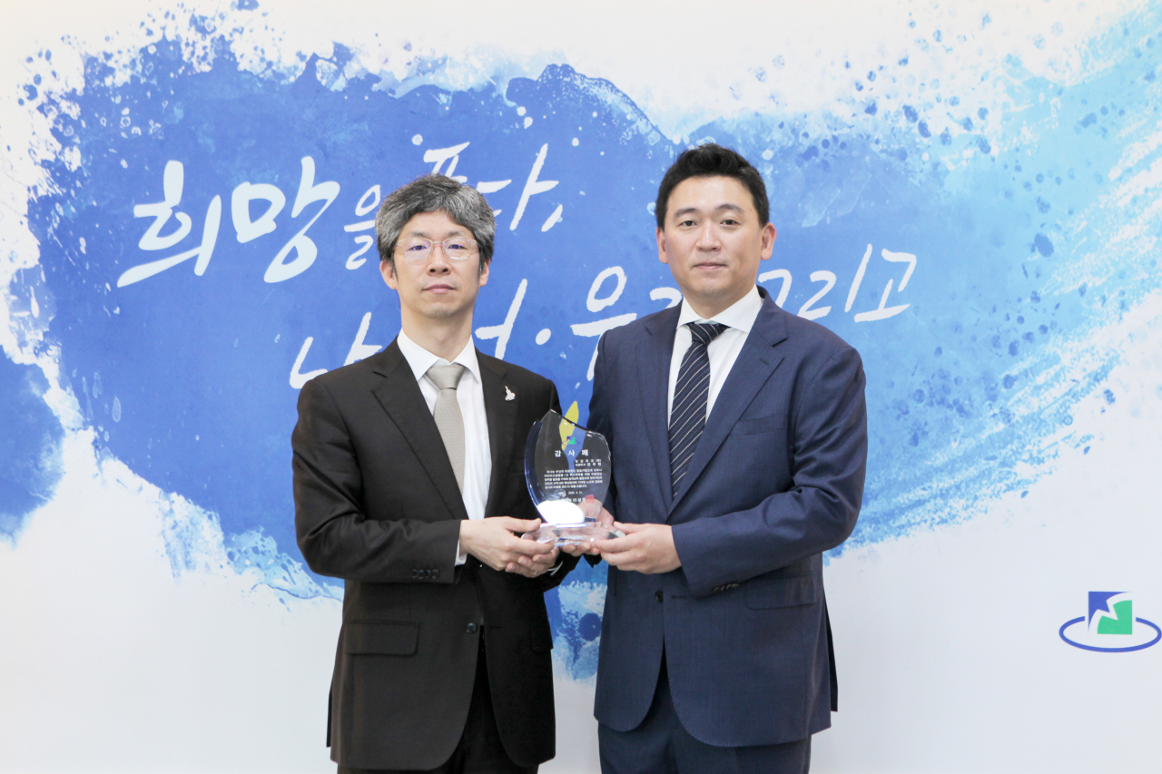 21일 부산 연제구청 구청장실에서 대선주조㈜ 조우현 대표이사(오른쪽)가 연제구청 이성문 구청장(왼쪽)으로부터 감사패를 전달받았다.
