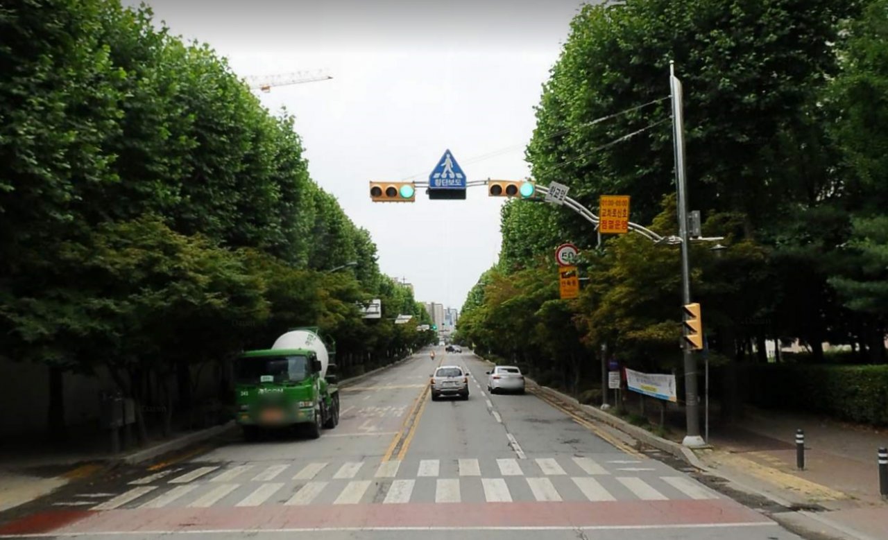 과천시가 다차로 무인단속카메라를 설치할 예정인 청계초교 앞 도로. [과천시 제공]