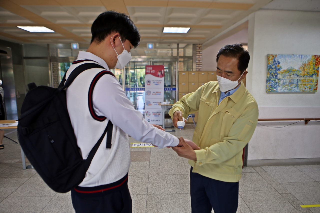 정장선 평택시장은 고등학교를 찾아 코로나19 대응상태를 점검을 실시했다. [평택시 제공]