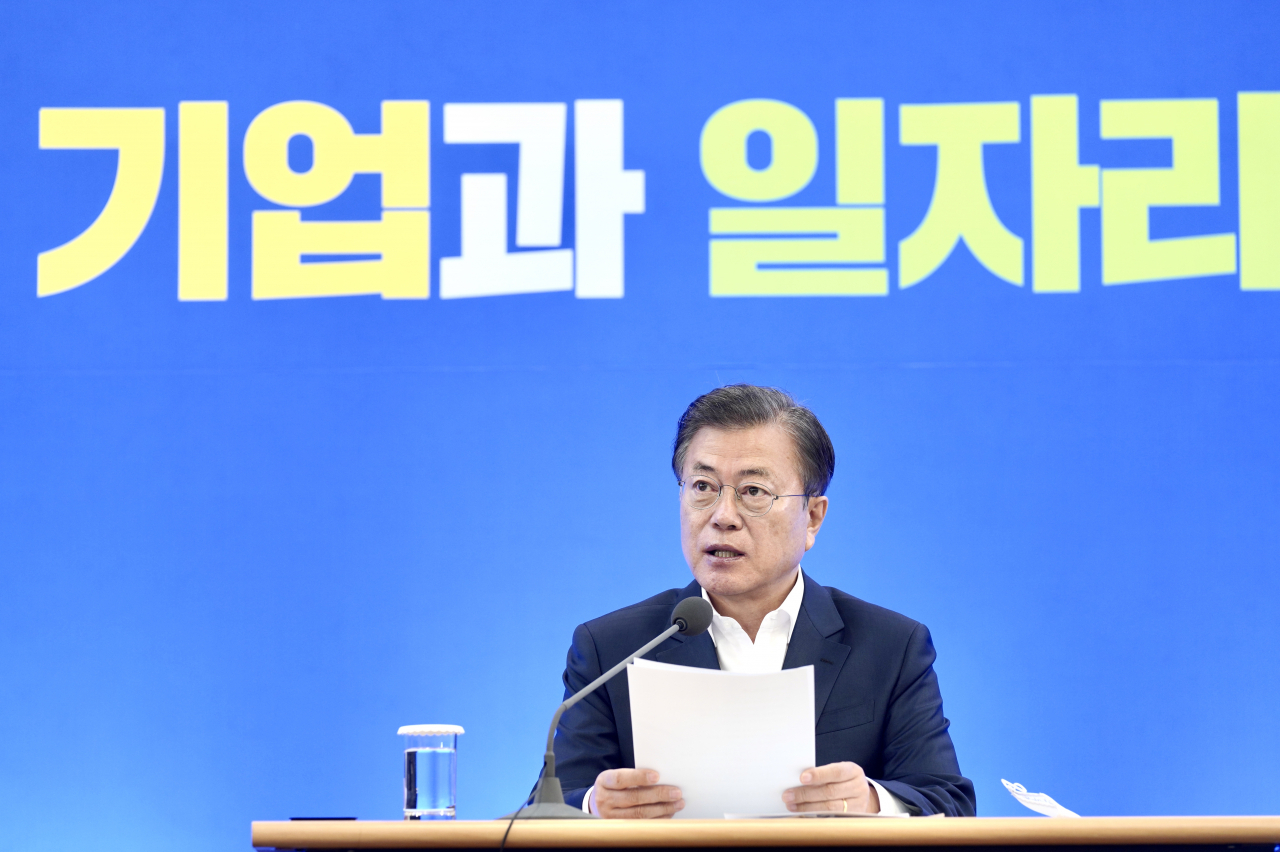 문재인 대통령이 21일 서울 강남구 삼성동 무역협회 대회의실에서 열린 '위기 극복을 위한 주요 산업계 간담회'에서 발언하고 있다. [연합]