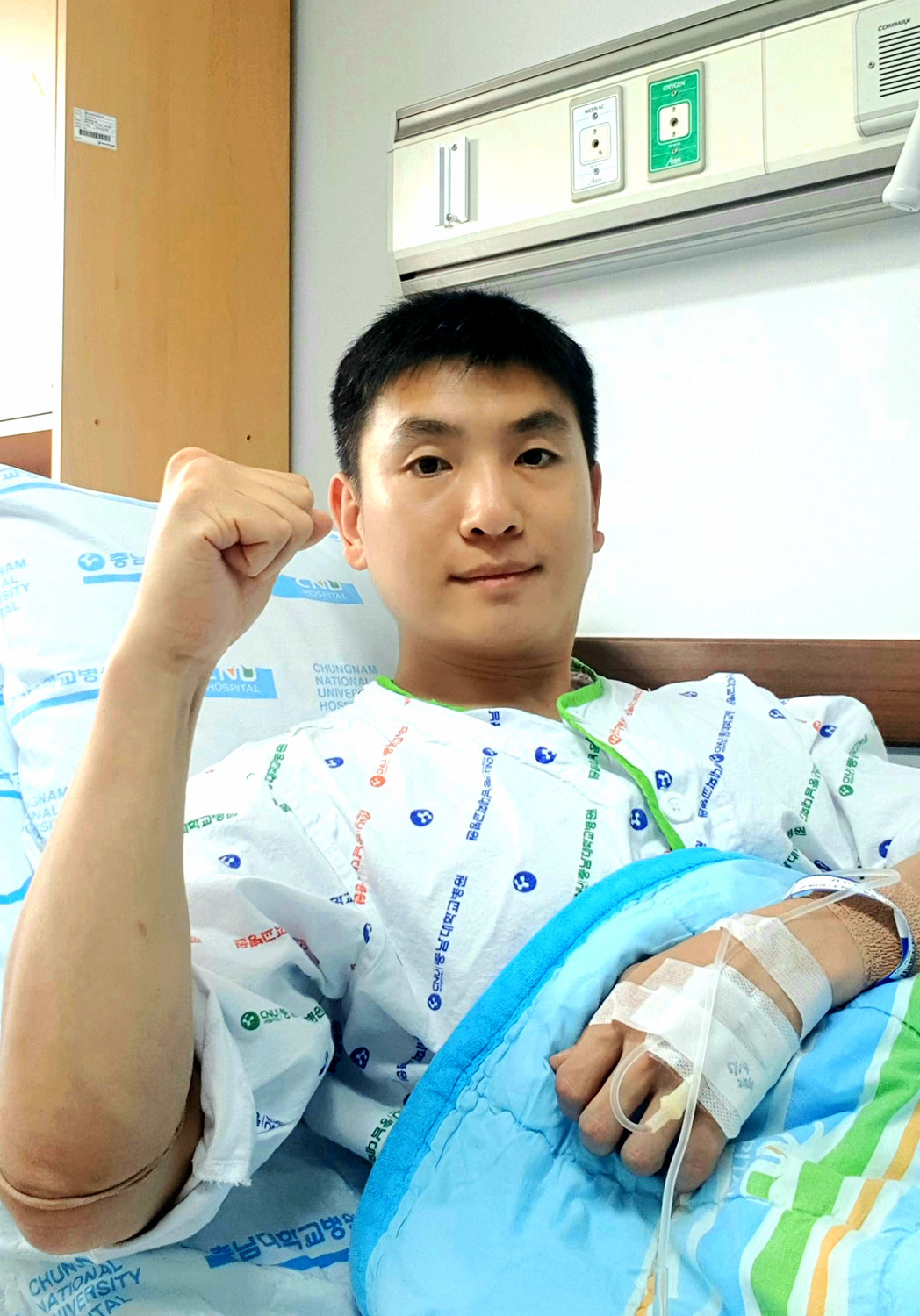 조혈모세포 기증을 마친 후 파이팅을 외치는 박기범 중령. [국방부 제공]