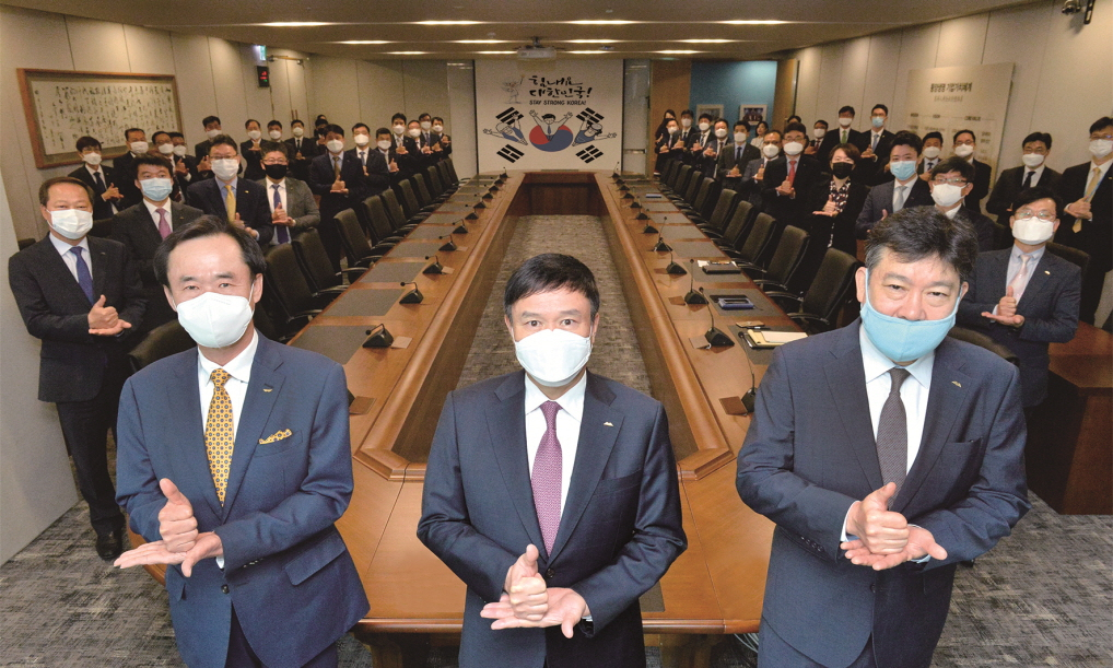 동양생명 뤄젠룽(가운데)대표가 김수봉(왼쪽) 부사장, 김현전(오른쪽) 부사장, 임직원들과 ‘덕분에 챌린지’ 릴레이에 참여해 수어로 감사의 메시지를 전하고 있다.