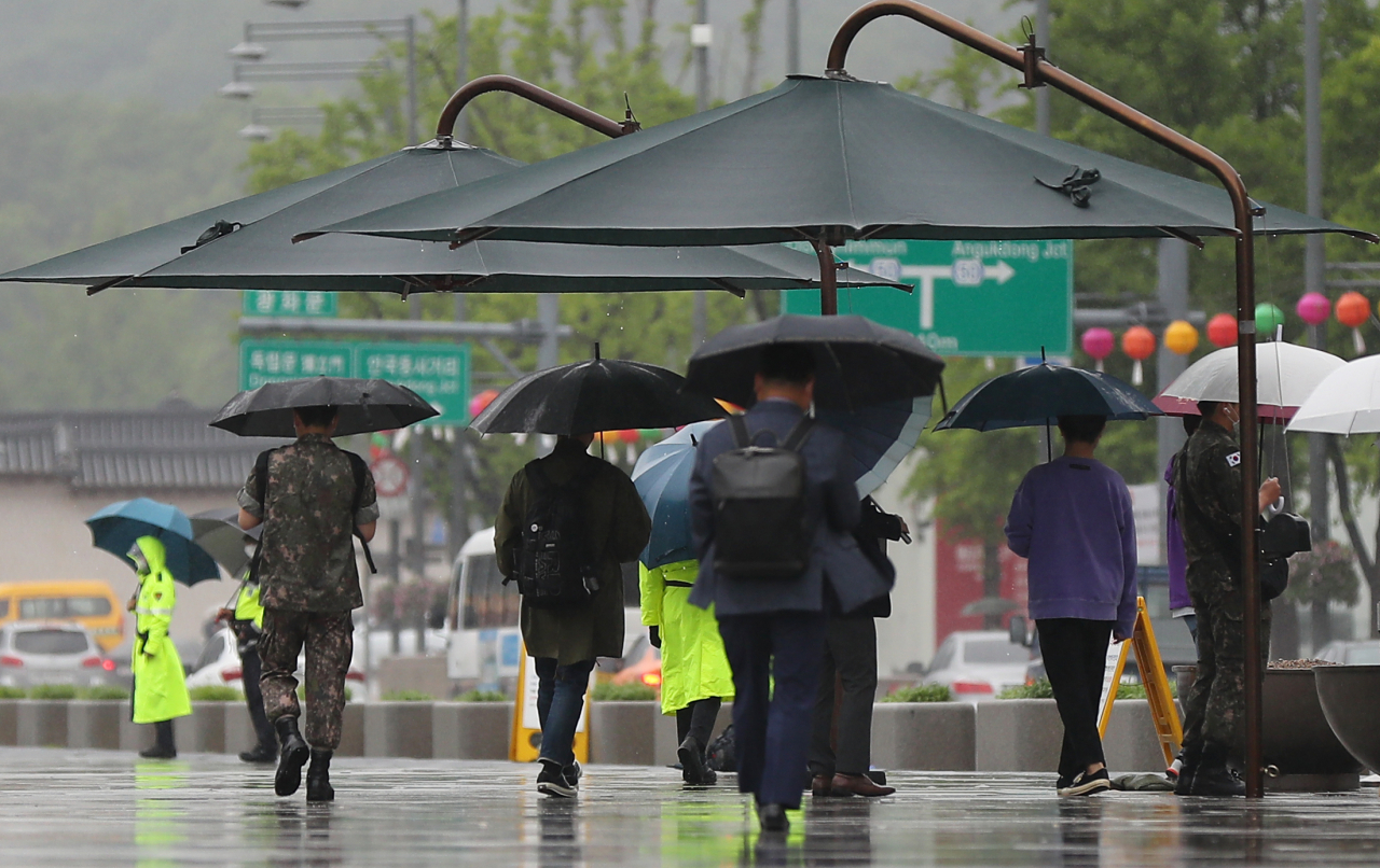 22일 저녁부터 서울·경기도와 강원 영서에는 돌풍과 천둥·번개를 동반한 비가 내릴 것으로 예보됐다. [연합]
