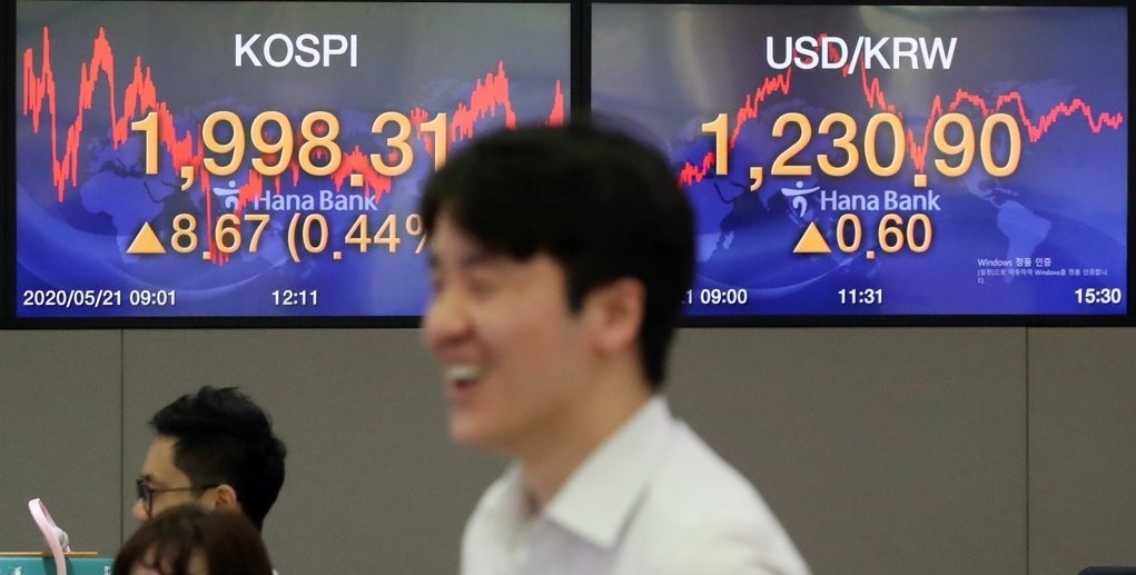 Currency dealers work in the dealing room of Hana Bank in Seoul on May 21, 2020. The benchmark Kospi added 8.67 points, or 0.44 percent, to close at 1,998.31. (Yonhap)
