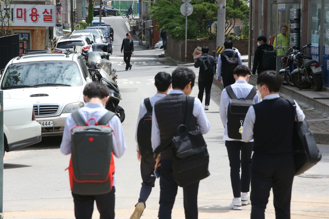 20일 오전 인천광역시 남동구 한 고등학교에서 긴급 귀가 조치에 따라 학생들이 귀가하고 있다. [연합]