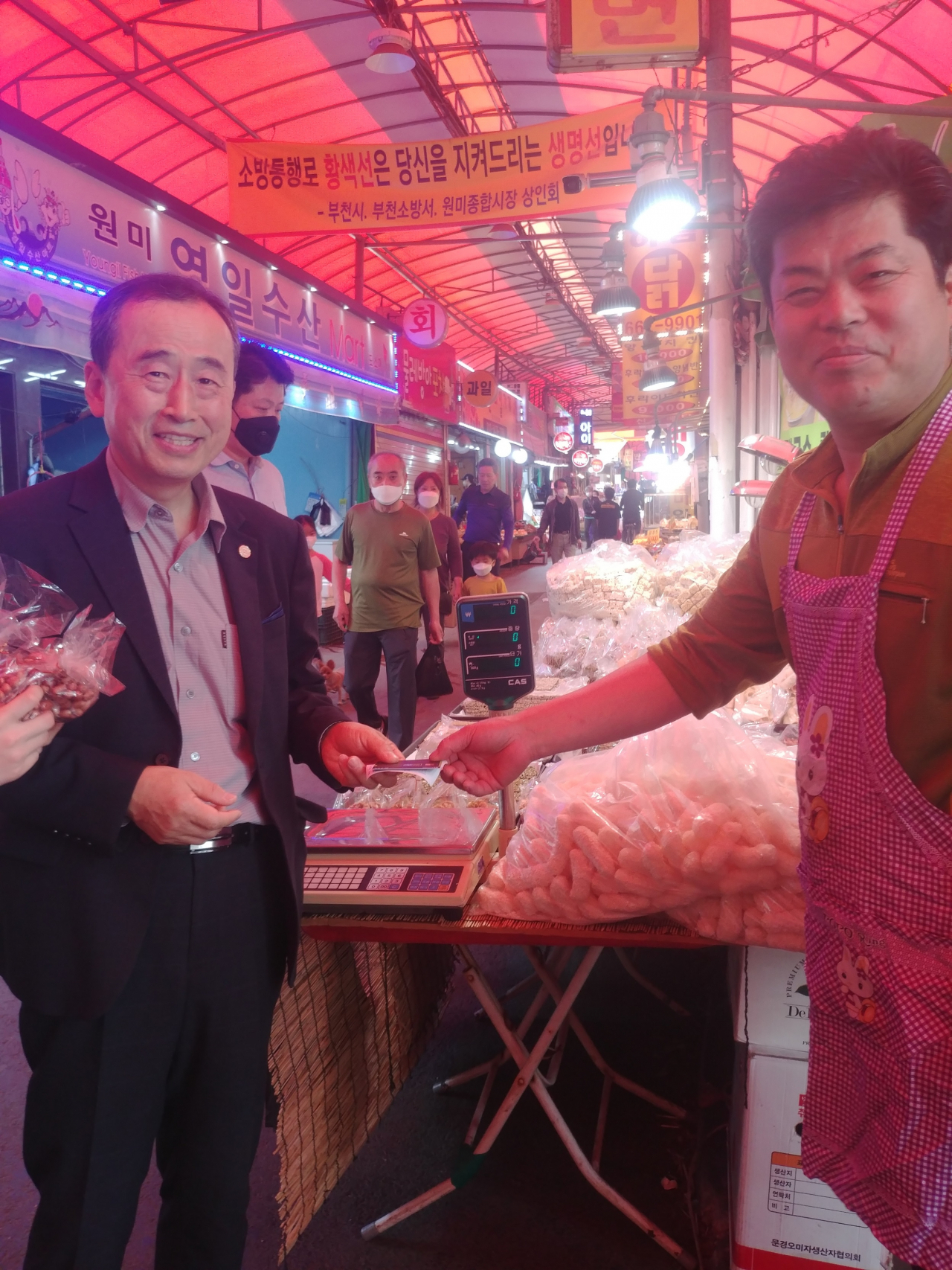 경기도일자리재단 이동재 경영기획실장을 비롯한 재단 직원들이 부천종합시장에서물건을 구입하고 있다. [경기도 제공]